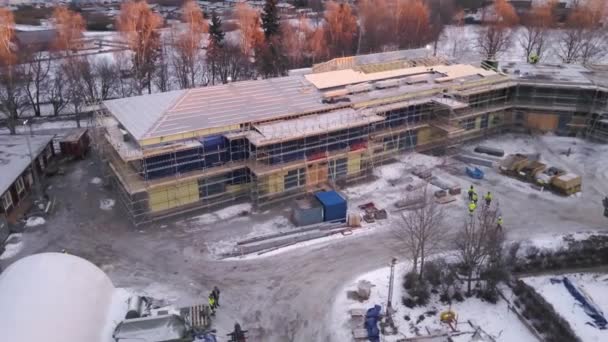 4K在新住宅建筑周围的平滑弧线拍摄的空中镜头 — 图库视频影像