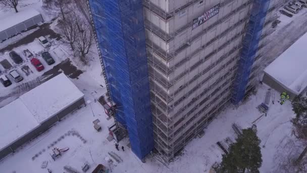 Luftaufnahmen Mit Sanfter Hubmittelaufnahme Eines Großen Geschäftshauses Mitten Bau Das — Stockvideo