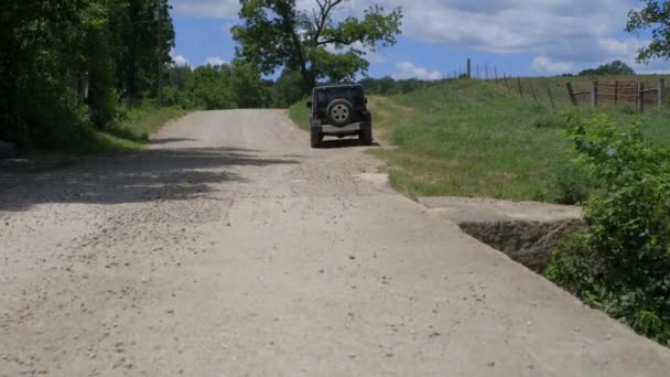 Jeep Negro Está Aparcado Lado Una Carretera Campo Cámara Levanta — Vídeo de stock