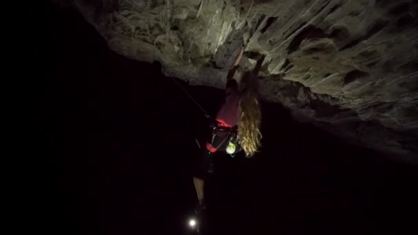 Feminino Alpinista Pendurado Chicote Sob Grande Rosto Rocha Noite — Vídeo de Stock