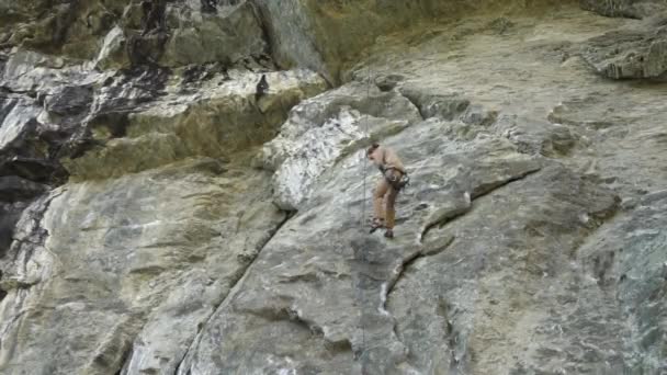 Homme Escalade Rocheuse Rappelling Rocky Mountain Side — Video