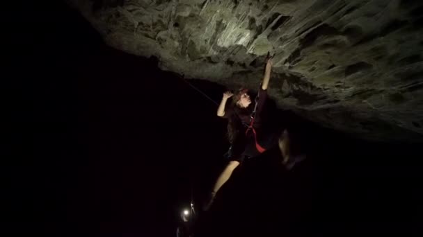 Femme Escalade Permet Aller Face Rocher Balance Sur Corde Nuit — Video