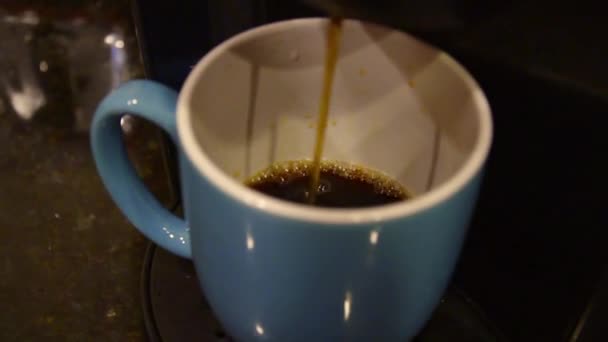 Koffie Zetten Een Blauwe Mok — Stockvideo