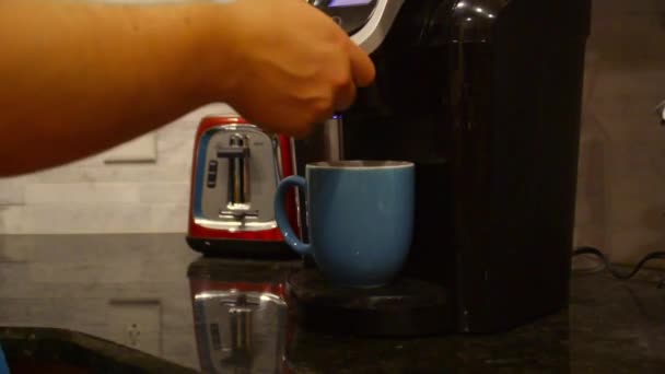Inserir Uma Vagem Café Uma Máquina Pressionar Botão Iniciar — Vídeo de Stock