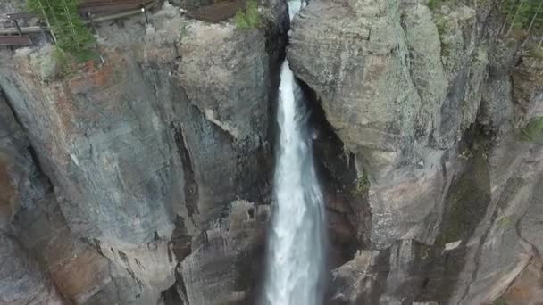 无人机从瀑布上拉出又从瀑布上拉出 显示出它有多大 新娘瀑布是科罗拉多州最高的瀑布 高365英尺 位于一盒峡谷的尽头 俯瞰着科罗拉多特柳赖德 — 图库视频影像