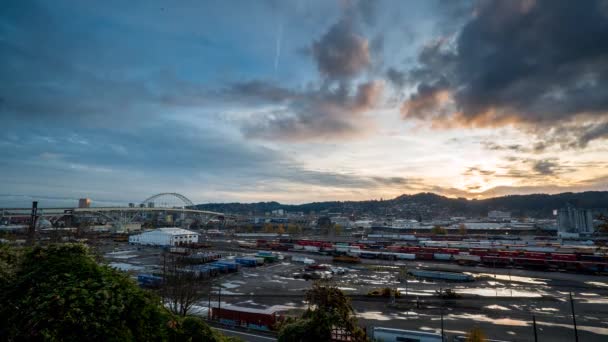 Los Trenes Van Vienen Concurrido Patio Ferroviario Atardecer — Vídeo de stock