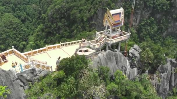 Drone Beelden Krabi Meisje Ontspannen Naast Boeddha — Stockvideo