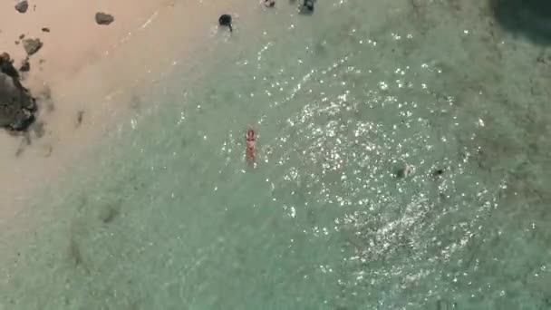 在水面上漂流的女孩上空盘旋 — 图库视频影像