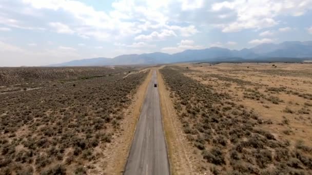 Беспилотник Следует Транспортным Средством Пустынной Дороге — стоковое видео