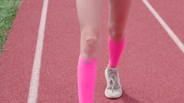 Tiener Meisje Atleet Lopen Een Baan Met Swagger Houding Kauwt — Stockvideo