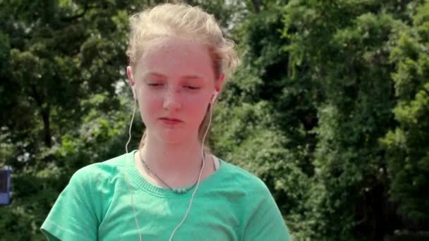 Menina Adolescente Uma Corrida Pista Corrida Com Determinação Câmera Anterior — Vídeo de Stock