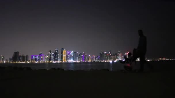Людина Йде Розмахом Скайлайн Доха Катар Позаду Нього — стокове відео