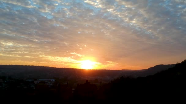 太阳升起 美丽的云彩在南非约翰内斯堡南部郊区上空形成 用无人机拍摄开始时很低 同时向上 向后移动 — 图库视频影像