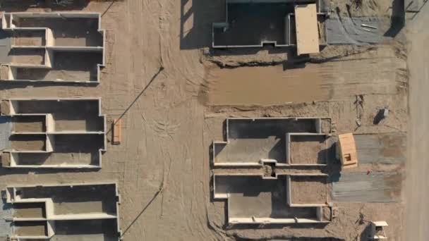 Ylhäältä Alaspäin Näkymä Asuntojen Perusta Kellarissa Kehystys Rakennustyömaalla — kuvapankkivideo