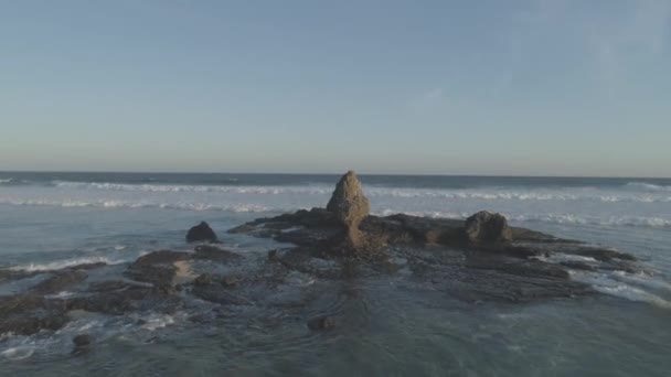 空中で撮影された海の崖は 海を示す上を飛んで4K ズームアウト — ストック動画