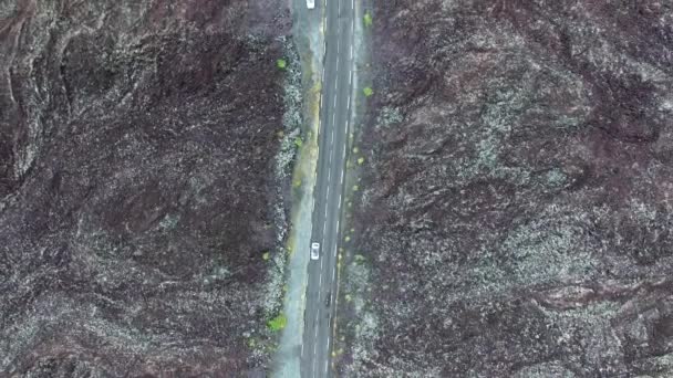 Drone Tiro Carro Dirigindo Uma Estrada Que Construído Sobre Trilhas — Vídeo de Stock