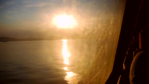 乘快船离开西雅图 朝日出方向看 — 图库视频影像