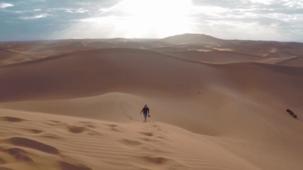 Турист Идет Камере Поднимается Дюну Пустыне Сахара Марокко — стоковое видео