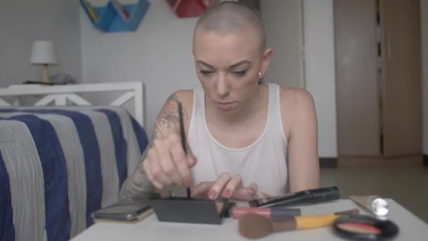Młoda Kobieta Maluje Brwi Ołówkiem Inne Kosmetyki Jej Komórka Stole — Wideo stockowe