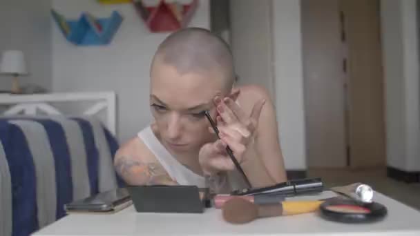 Kvinna Använda Liten Spegel För Att Sätta Smink Hennes Sovrum — Stockvideo