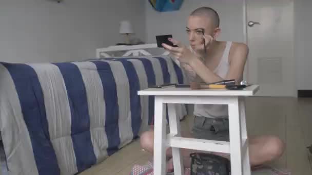 Egy Tetovált Fiatal Sminkeli Szemöldökét Miközben Hálószobája Padlóján Egy Kis — Stock videók