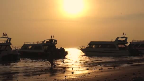 Sahilde Güzel Bir Gün Batımı Olduğunda Kenara Çekilen Bir Sürat — Stok video