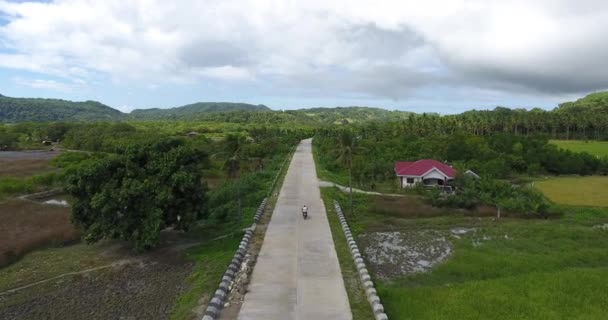 Cinematic Aerial Tablas Island Nas Filipinas Com Uma Motocicleta Correndo — Vídeo de Stock