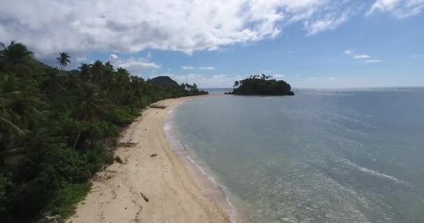 Antena Cinematográfica Uma Mulher Correndo Longo Uma Praia Como Tiro — Vídeo de Stock