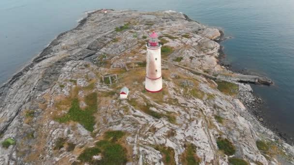 Amplia Retirada Aérea Del Faro Ladrillo Piedra Roja Blanca Una — Vídeos de Stock