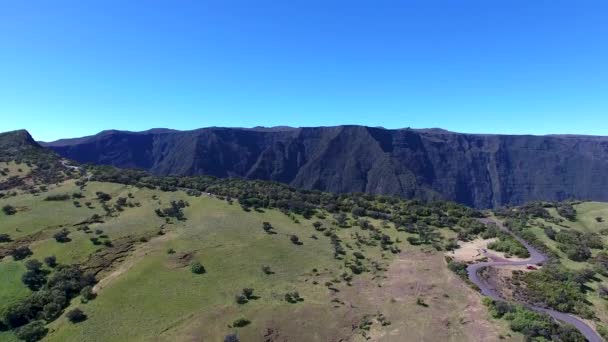 Strada Tortuosa Lungo Cresta Alta Montagna Con Ripida Parete Rocciosa — Video Stock