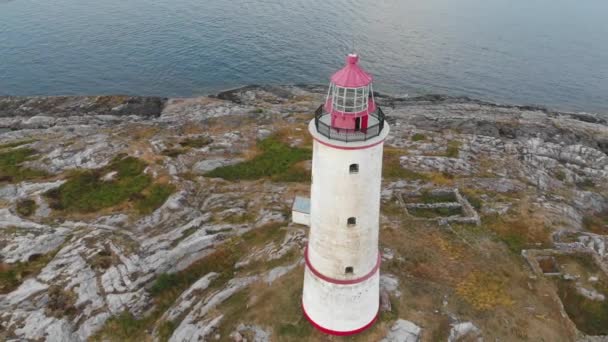 Tranquil Lento Primer Plano Órbita Aérea Tiny Torungen Lighthouse Noruega — Vídeos de Stock