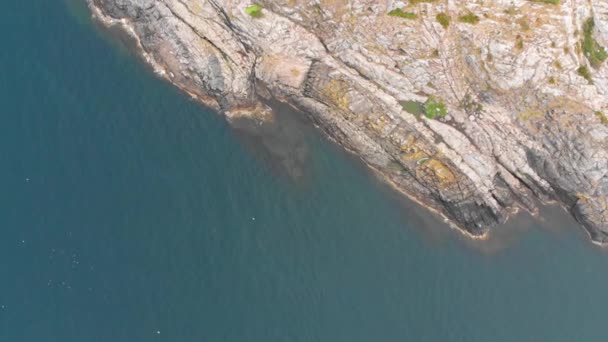 Vue Aérienne Rochers Escarpés Sortant Eau Bleue Claire Avec Une — Video