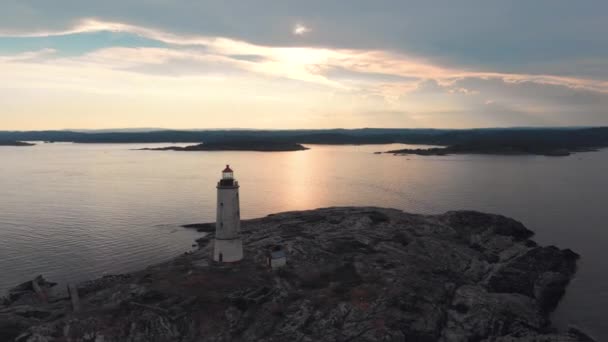 Continuación Órbita Aérea Tiny Torungen Lighthouse Día Nublado Justo Antes — Vídeos de Stock