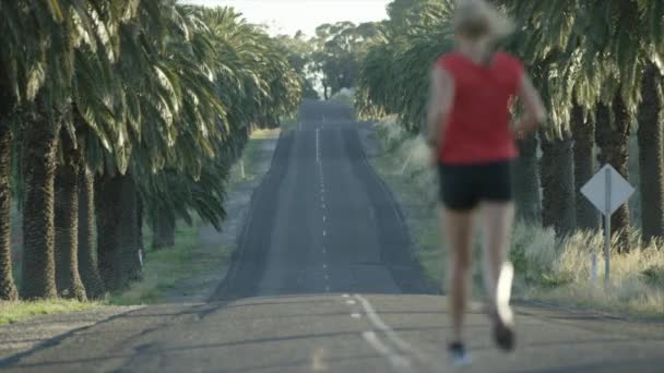 Menina Correndo Meio Estrada — Vídeo de Stock