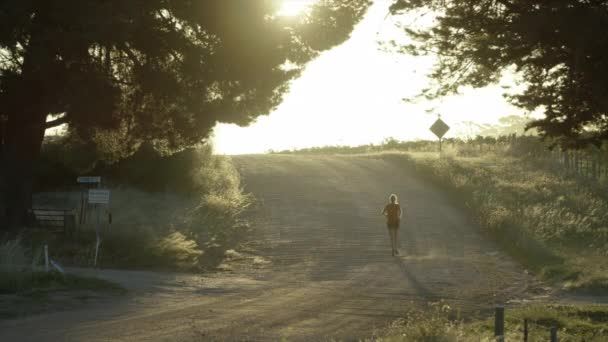 Menina Correndo Para Baixo Estrada Rural Pôr Sol — Vídeo de Stock