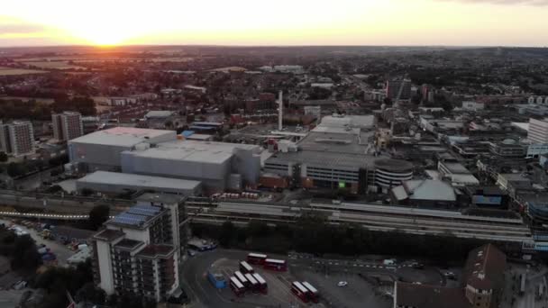 Revelando Estación Tren Autobús Romford Downtown Atardecer Mientras Dron Retira — Vídeos de Stock