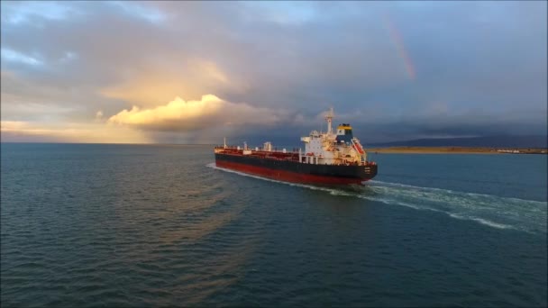 Drone Saf Petrol Tankeri Günbatımına Yelken Açtı — Stok video