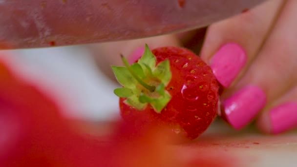 Närbild Kvinnliga Händer Bär Ljusa Rosa Nagellack Skivning Saftiga Röda — Stockvideo