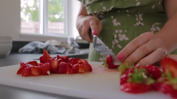 Žena Zelených Šatech Krájí Čerstvé Jahody — Stock video