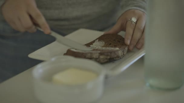 Brindis Con Mantequilla Para Desayuno Disparo Full 24P Canon Log — Vídeos de Stock