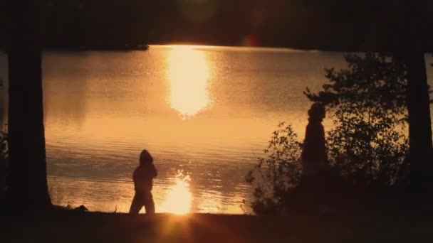 Kind Dat Moeder Langs Rivier Volgt Bij Sunset Lens Flare — Stockvideo