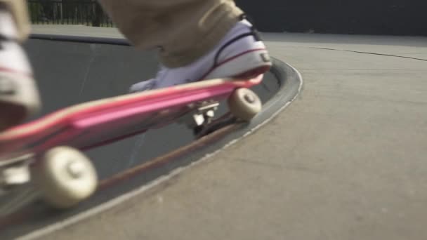 Skateboardista Broušení Půl Trubky — Stock video