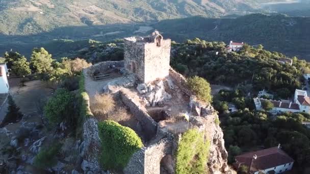 山顶上古寺的废墟和明媚的日空全景下的西班牙小村子 — 图库视频影像