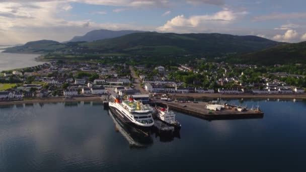 Calmac Ferries Caledonian Macbrayne Mvロッホ シーフォワード クルーズ船ウラプール港と一緒にヘブライ語プリンセス — ストック動画