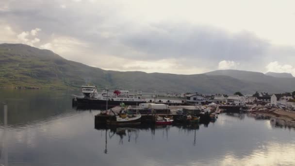 Calmac Ferries Caledonian Macbrayne Loch Seaforth Arribando Puerto Ullapool Con — Vídeo de stock