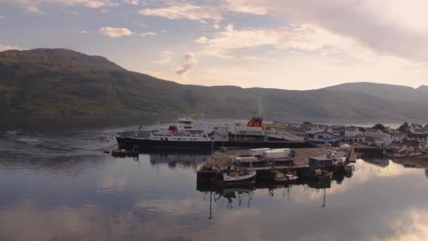 Calmac Ferries Caledonian Macbrayne Loch Seaforth Érkezik Ullapool Kikötőjébe Hebridák — Stock videók