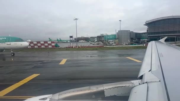 Mijanie Kolejnego Samolotu Lotnisku Dublinie — Wideo stockowe