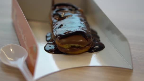 Donut Mit Nutella Obendrauf — Stockvideo