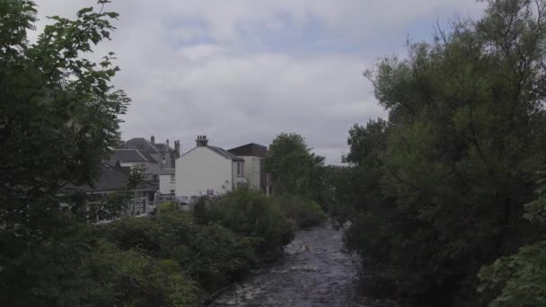 Маленькая Река Протекающая Через Шотландский Город — стоковое видео