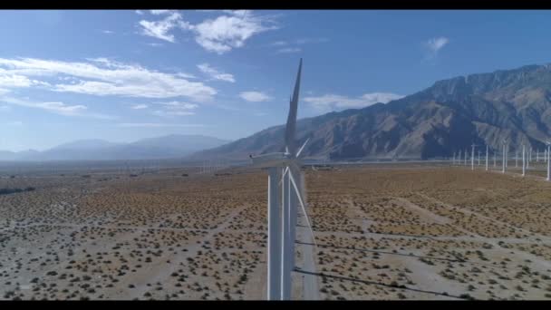 Panorámica Aérea Diurna Derribó Larga Fila Turbinas Eólicas Palm Springs — Vídeo de stock